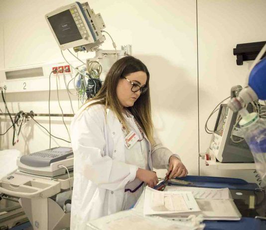 El Colegio pide a la ministra de Sanidad mejorar el sistema sanitario a través del reconocimiento de las enfermeras Foto: Banc Imatges Infermeres. Autores: Ariadna Creus y Ángel García