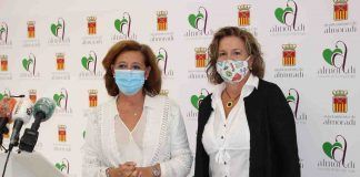 En la imagen, la alcaldesa de Almoradí, María Gómez, y la presidenta del Colegio de Enfermería de Alicante, Montserrat Angulo.