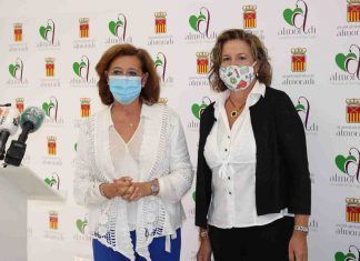 En la imagen, la alcaldesa de Almoradí, María Gómez, y la presidenta del Colegio de Enfermería de Alicante, Montserrat Angulo.