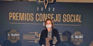La presidenta del Colegio, Montserrat Angulo, con el premio entregado a UPA.