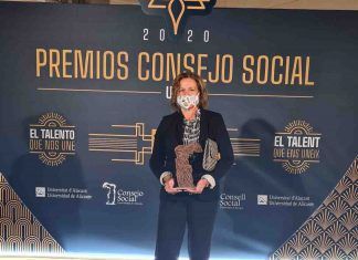 La presidenta del Colegio, Montserrat Angulo, con el premio entregado a UPA.