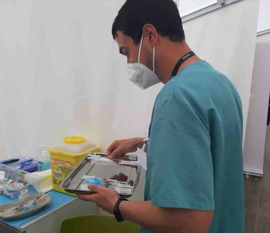 El CECOVA recomienda a las personas vacunadas con AstraZeneca que vigilen sus síntomas y pidan atención sanitaria si aparecen indicios graves