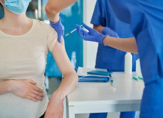 La importancia de vacunar a las mamás lactantes y a las mujeres embarazadas
