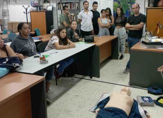 La Escuela de RCP del Colegio de Enfermería de Alicante imparte un curso de primeros auxilios a la Asociación Sintigo