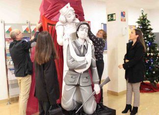 La Foguera Diputació-Renfe entregó al Colegio los ninots premiados en el concurso sobre temáticas relacionadas con la profesión en las Hogueras de San Juan