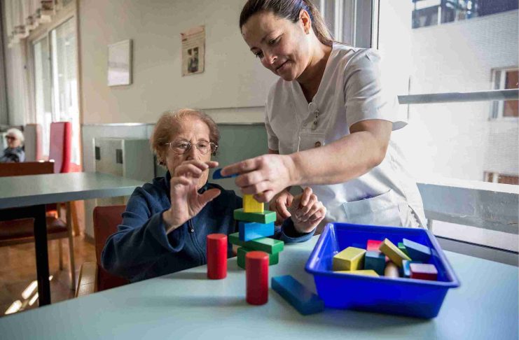 El Colegio de Enfermería de Alicante reclama que se apliquen las innovaciones disponibles aportadas por la ciencia a las personas que padecen Alzheimer